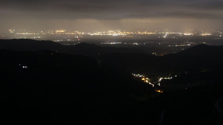Dieses Bild zeigt eine Webcam-Aufnahme vom Achertal, aufgenommen am Sonntag, den 05.10.2025 um 01:00 Uhr. Die Temperatur betrug 3.2°C.