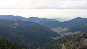 Dieses Bild zeigt eine Webcam-Aufnahme vom Achertal, aufgenommen am Donnerstag, den 04.12.2025 um 14:50 Uhr. Die Temperatur betrug 3.4°C.