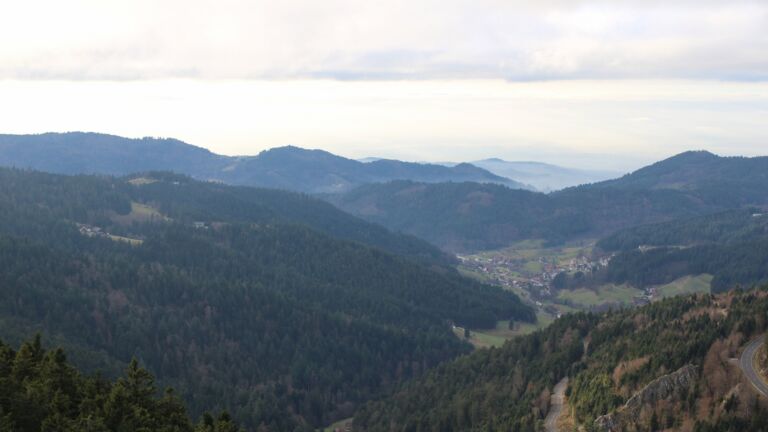 Dieses Bild zeigt eine Webcam-Aufnahme vom Achertal, aufgenommen am Donnerstag, den 04.12.2025 um 14:50 Uhr. Die Temperatur betrug 3.4°C.