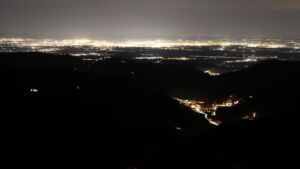 Dieses Bild zeigt eine Webcam-Aufnahme vom Achertal, aufgenommen am Dienstag, den 09.12.2025 um 19:30 Uhr. Die Temperatur betrug 10.9°C.