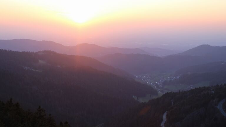 Dieses Bild zeigt eine Webcam-Aufnahme vom Achertal, aufgenommen am Freitag, den 20.03.2026 um 18:30 Uhr. Die Temperatur betrug 6.9°C.