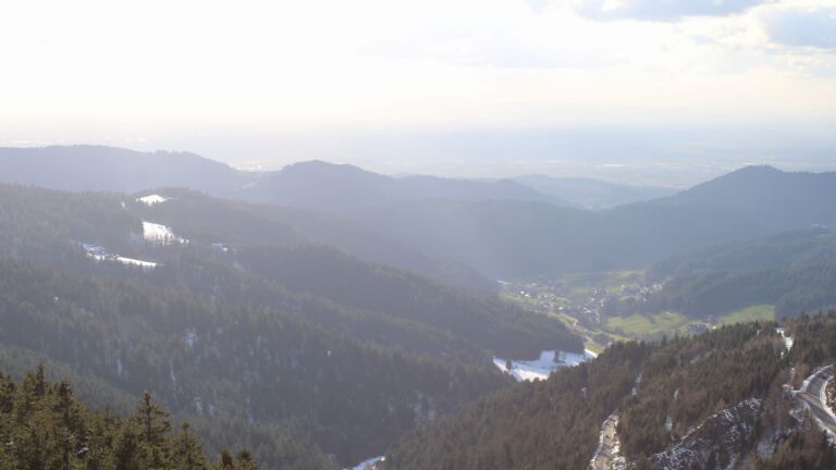 Dieses Bild zeigt eine Webcam-Aufnahme vom Achertal, aufgenommen am Mittwoch, den 01.04.2026 um 18:20 Uhr. Die Temperatur betrug 3.2°C.