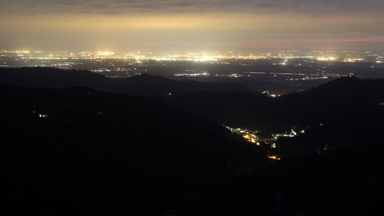 Dieses Bild zeigt eine Webcam-Aufnahme vom Achertal, aufgenommen am Freitag, den 22.08.2025 um 21:40 Uhr. Die Temperatur betrug 10.7°C.
