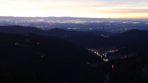 Dieses Bild zeigt eine Webcam-Aufnahme vom Achertal, aufgenommen am Dienstag, den 09.12.2025 um 17:20 Uhr. Die Temperatur betrug 10.4°C.