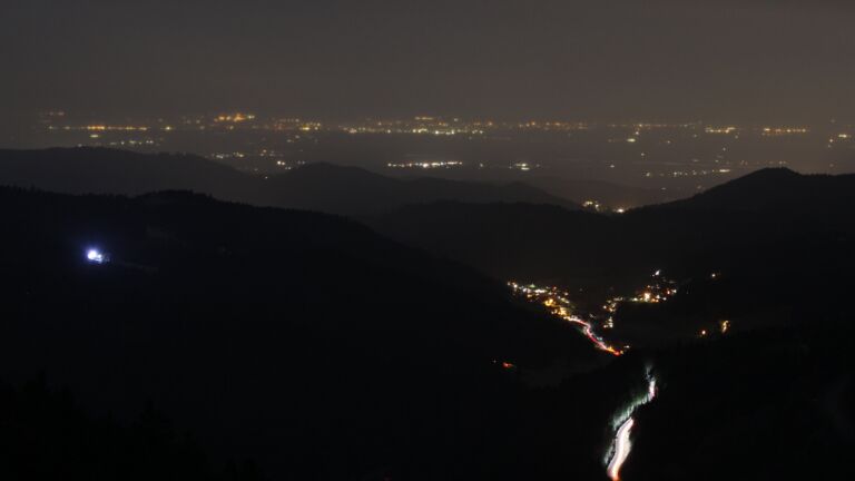 Dieses Bild zeigt eine Webcam-Aufnahme vom Achertal, aufgenommen am Samstag, den 06.12.2025 um 06:00 Uhr. Die Temperatur betrug 2.1°C.