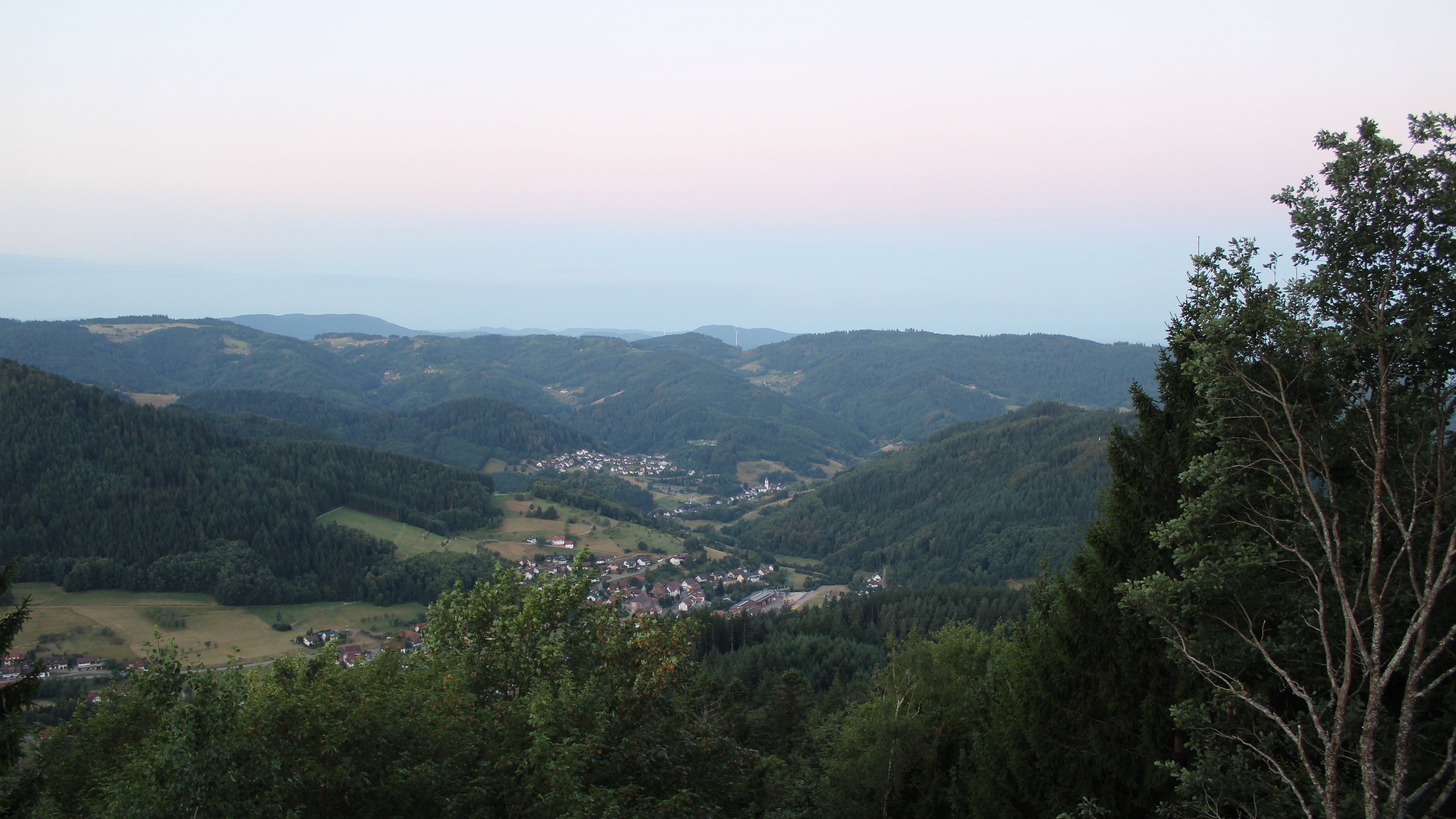 Dieses Bild zeigt eine Webcam-Aufnahme vom Achertal, aufgenommen am Freitag, den 07.08.2026 um 06:00 Uhr. Die Temperatur betrug 15.8°C.