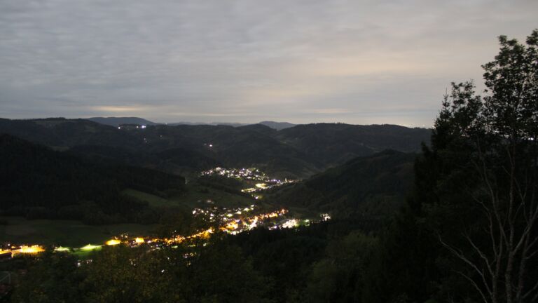 Dieses Bild zeigt eine Webcam-Aufnahme vom Achertal, aufgenommen am Montag, den 26.10.2026 um 21:00 Uhr. Die Temperatur betrug 8.1°C.