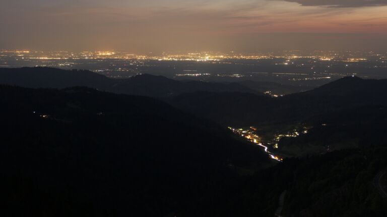 Dieses Bild zeigt eine Webcam-Aufnahme vom Achertal, aufgenommen am Donnerstag, den 08.05.2025 um 22:10 Uhr. Die Temperatur betrug 4.8°C.