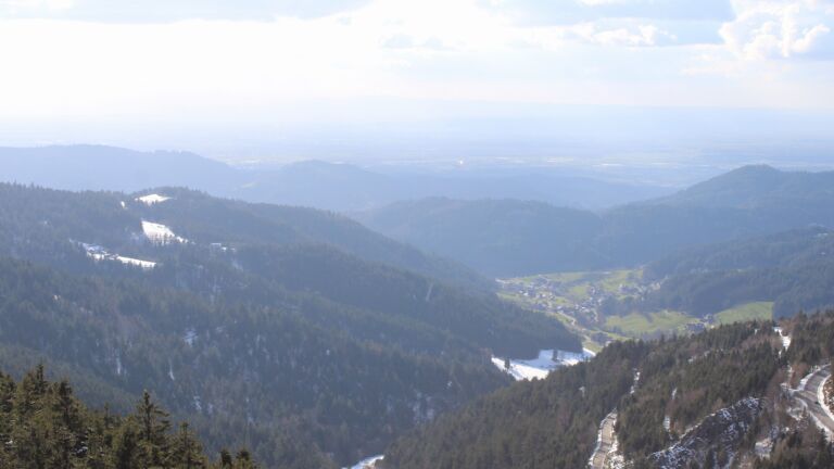 Dieses Bild zeigt eine Webcam-Aufnahme vom Achertal, aufgenommen am Mittwoch, den 01.04.2026 um 17:40 Uhr. Die Temperatur betrug 2.9°C.