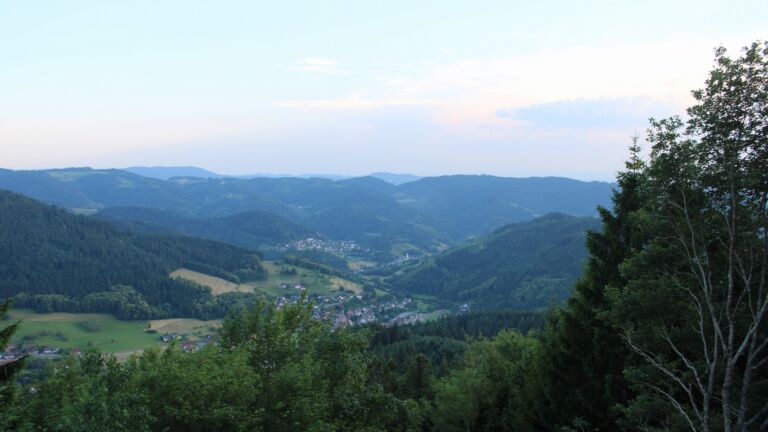 Dieses Bild zeigt eine Webcam-Aufnahme vom Achertal, aufgenommen am Samstag, den 20.06.2026 um 20:20 Uhr. Die Temperatur betrug 31.8°C.