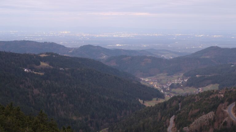 Dieses Bild zeigt eine Webcam-Aufnahme vom Achertal, aufgenommen am Freitag, den 19.12.2025 um 07:50 Uhr. Die Temperatur betrug 6.9°C.