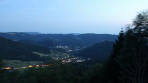 Dieses Bild zeigt eine Webcam-Aufnahme vom Achertal, aufgenommen am Montag, den 13.07.2026 um 22:10 Uhr. Die Temperatur betrug 26.1°C.
