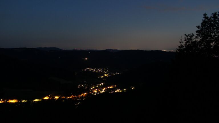 Dieses Bild zeigt eine Webcam-Aufnahme vom Achertal, aufgenommen am Mittwoch, den 01.07.2026 um 23:00 Uhr. Die Temperatur betrug 18.4°C.