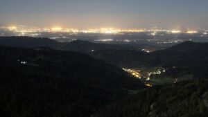 Dieses Bild zeigt eine Webcam-Aufnahme vom Achertal, aufgenommen am Mittwoch, den 29.04.2026 um 23:30 Uhr. Die Temperatur betrug 7.2°C.