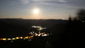 Dieses Bild zeigt eine Webcam-Aufnahme vom Achertal, aufgenommen am Montag, den 24.08.2026 um 01:00 Uhr. Die Temperatur betrug 13.7°C.