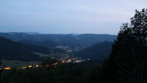 Dieses Bild zeigt eine Webcam-Aufnahme vom Achertal, aufgenommen am Dienstag, den 14.07.2026 um 22:10 Uhr. Die Temperatur betrug 24.1°C.