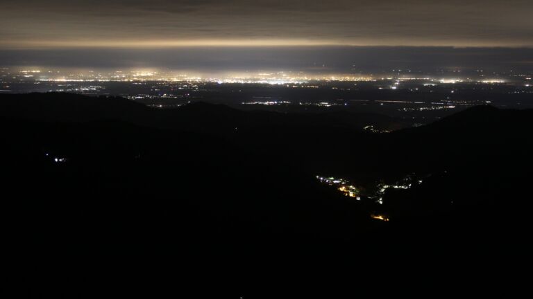 Dieses Bild zeigt eine Webcam-Aufnahme vom Achertal, aufgenommen am Freitag, den 17.10.2025 um 01:30 Uhr. Die Temperatur betrug 4.8°C.