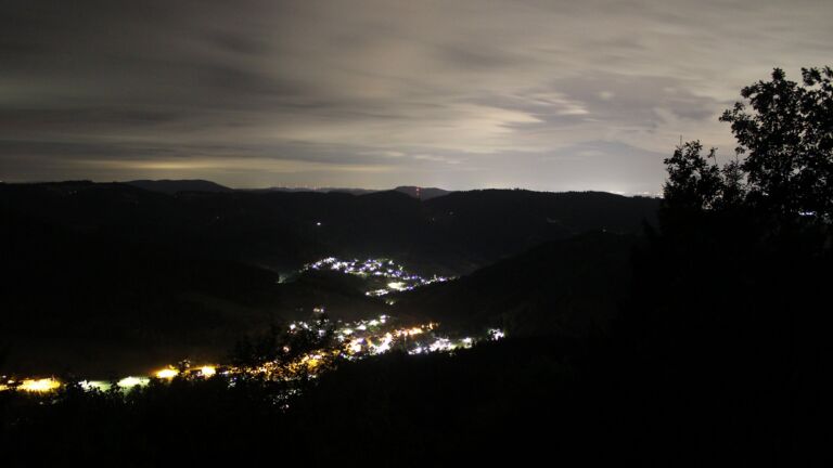 Dieses Bild zeigt eine Webcam-Aufnahme vom Achertal, aufgenommen am Dienstag, den 18.08.2026 um 23:30 Uhr. Die Temperatur betrug 16°C.