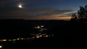 Dieses Bild zeigt eine Webcam-Aufnahme vom Achertal, aufgenommen am Freitag, den 16.10.2026 um 19:40 Uhr. Die Temperatur betrug 17.1°C.