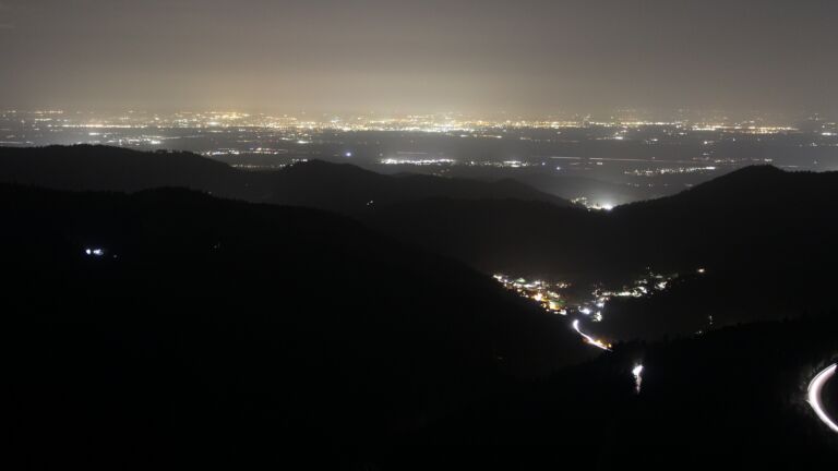 Dieses Bild zeigt eine Webcam-Aufnahme vom Achertal, aufgenommen am Montag, den 09.03.2026 um 20:30 Uhr. Die Temperatur betrug 8.8°C.