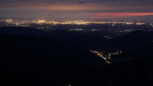 Dieses Bild zeigt eine Webcam-Aufnahme vom Achertal, aufgenommen am Samstag, den 18.04.2026 um 21:20 Uhr. Die Temperatur betrug 12°C.