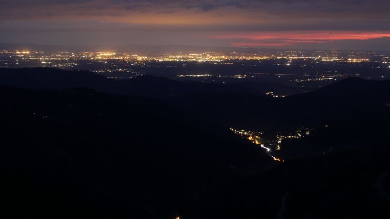 Dieses Bild zeigt eine Webcam-Aufnahme vom Achertal, aufgenommen am Samstag, den 18.04.2026 um 21:20 Uhr. Die Temperatur betrug 12°C.