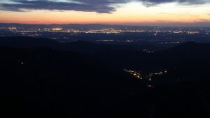 Dieses Bild zeigt eine Webcam-Aufnahme vom Achertal, aufgenommen am Sonntag, den 19.04.2026 um 21:20 Uhr. Die Temperatur betrug 5.9°C.