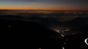 Dieses Bild zeigt eine Webcam-Aufnahme vom Achertal, aufgenommen am Samstag, den 27.12.2025 um 18:00 Uhr. Die Temperatur betrug 3.2°C.