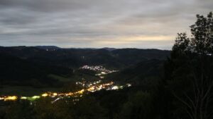 Dieses Bild zeigt eine Webcam-Aufnahme vom Achertal, aufgenommen am Dienstag, den 27.10.2026 um 22:00 Uhr. Die Temperatur betrug 13.7°C.