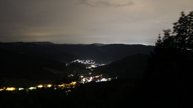 Dieses Bild zeigt eine Webcam-Aufnahme vom Achertal, aufgenommen am Freitag, den 17.07.2026 um 03:30 Uhr. Die Temperatur betrug 19.6°C.