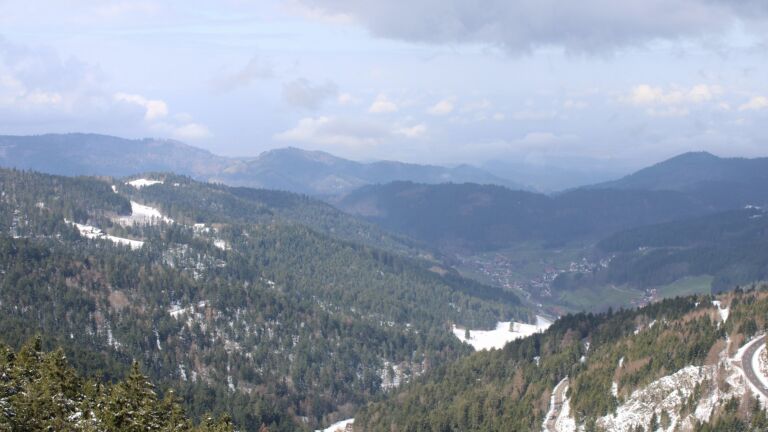 Dieses Bild zeigt eine Webcam-Aufnahme vom Achertal, aufgenommen am Mittwoch, den 01.04.2026 um 11:40 Uhr. Die Temperatur betrug 4°C.