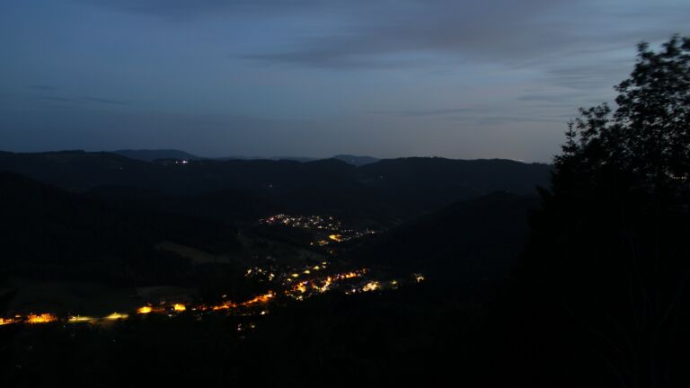 Dieses Bild zeigt eine Webcam-Aufnahme vom Achertal, aufgenommen am Dienstag, den 16.06.2026 um 22:40 Uhr. Die Temperatur betrug 20.5°C.