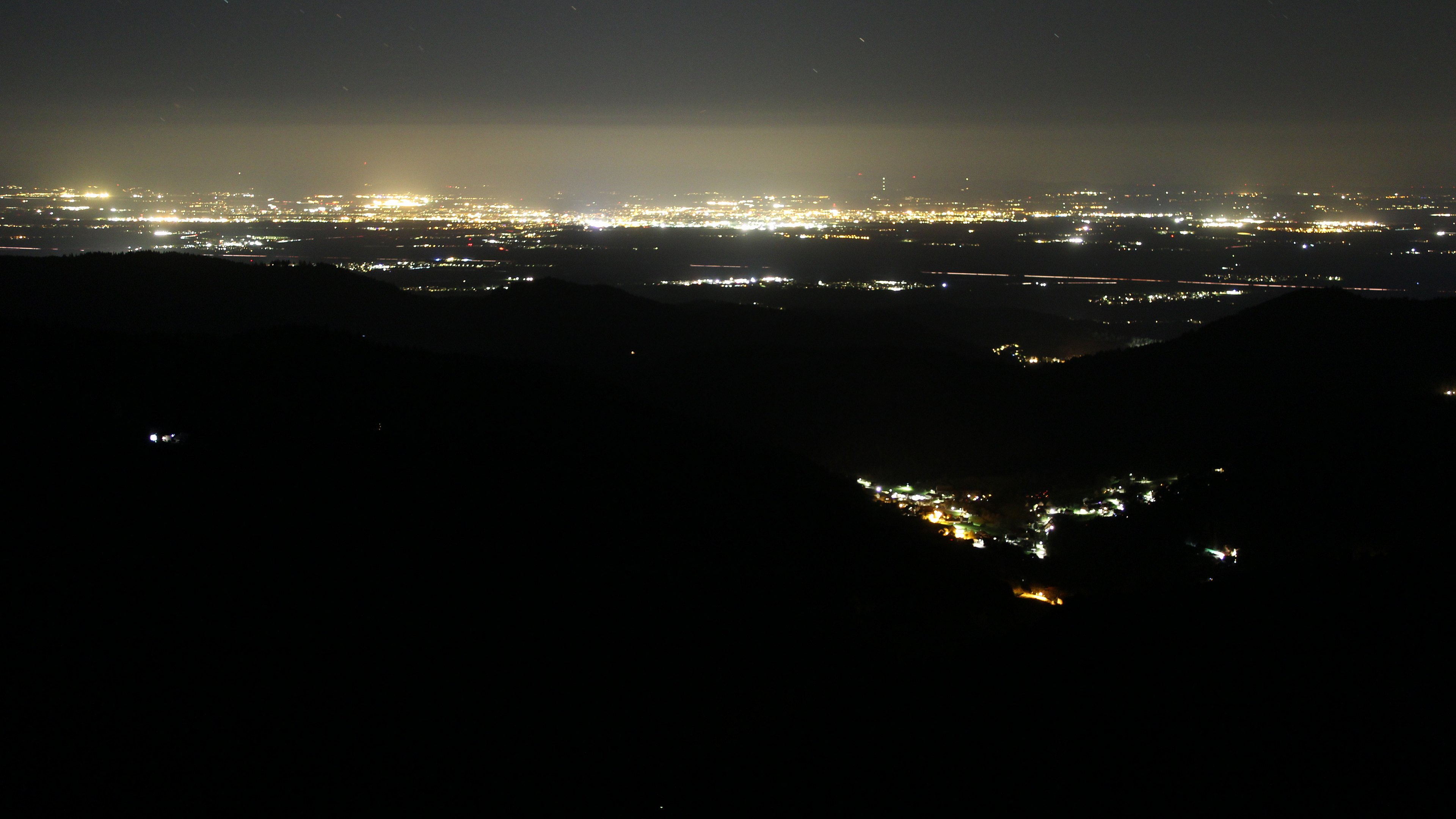 Dieses Bild zeigt eine Webcam-Aufnahme vom Achertal, aufgenommen am Dienstag, den 07.04.2026 um 23:30 Uhr. Die Temperatur betrug 8.9°C.