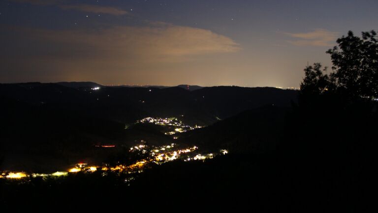 Dieses Bild zeigt eine Webcam-Aufnahme vom Achertal, aufgenommen am Freitag, den 14.08.2026 um 22:10 Uhr. Die Temperatur betrug 28.1°C.