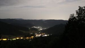 Dieses Bild zeigt eine Webcam-Aufnahme vom Achertal, aufgenommen am Dienstag, den 04.08.2026 um 04:00 Uhr. Die Temperatur betrug 22.7°C.