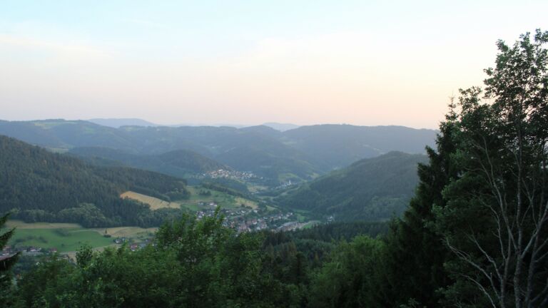 Dieses Bild zeigt eine Webcam-Aufnahme vom Achertal, aufgenommen am Donnerstag, den 25.06.2026 um 21:10 Uhr. Die Temperatur betrug 29.3°C.