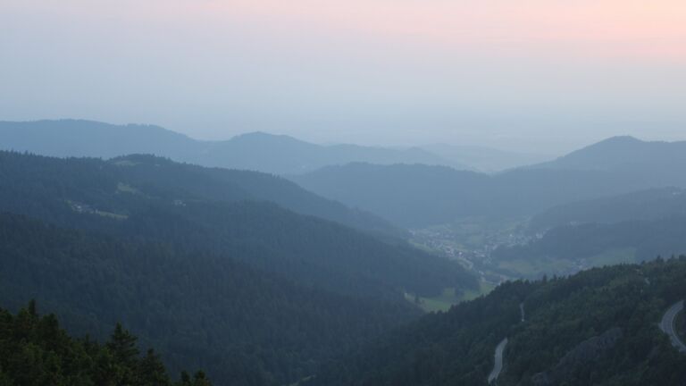 Dieses Bild zeigt eine Webcam-Aufnahme vom Achertal, aufgenommen am Dienstag, den 10.06.2025 um 21:30 Uhr. Die Temperatur betrug 14.5°C.