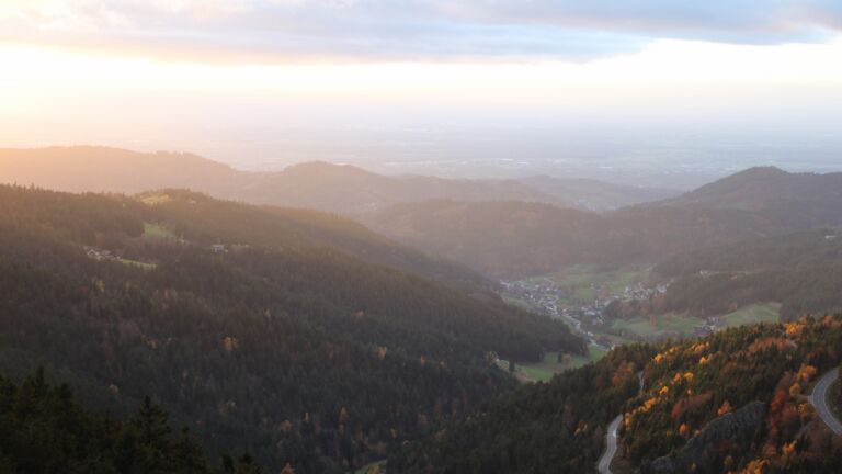 Dieses Bild zeigt eine Webcam-Aufnahme vom Achertal, aufgenommen am Montag, den 03.11.2025 um 16:50 Uhr. Die Temperatur betrug 5.5°C.