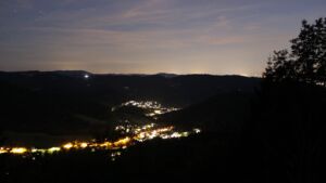 Dieses Bild zeigt eine Webcam-Aufnahme vom Achertal, aufgenommen am Montag, den 06.07.2026 um 23:20 Uhr. Die Temperatur betrug 21.6°C.