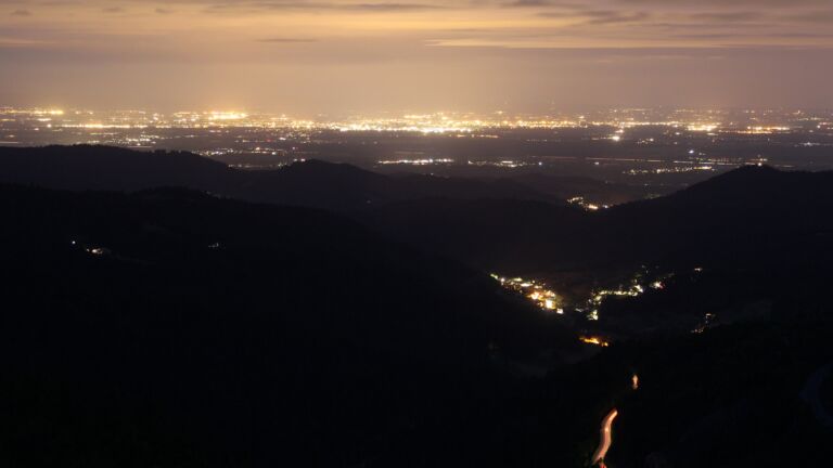 Dieses Bild zeigt eine Webcam-Aufnahme vom Achertal, aufgenommen am Dienstag, den 27.05.2025 um 22:30 Uhr. Die Temperatur betrug 10.9°C.