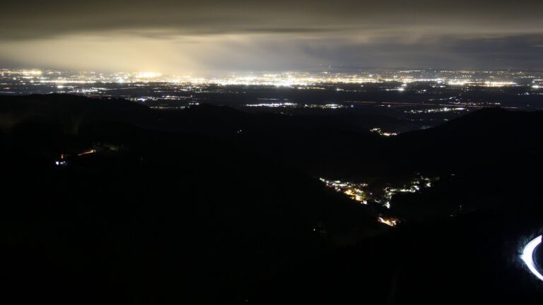 Dieses Bild zeigt eine Webcam-Aufnahme vom Achertal, aufgenommen am Dienstag, den 10.02.2026 um 22:00 Uhr. Die Temperatur betrug 3.8°C.