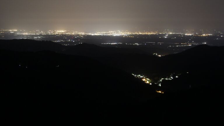 Dieses Bild zeigt eine Webcam-Aufnahme vom Achertal, aufgenommen am Mittwoch, den 25.06.2025 um 23:40 Uhr. Die Temperatur betrug 23°C.