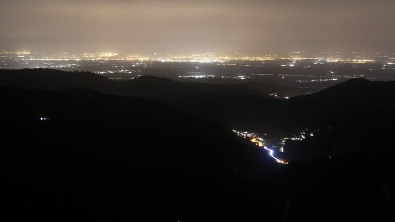 Dieses Bild zeigt eine Webcam-Aufnahme vom Achertal, aufgenommen am Samstag, den 15.11.2025 um 06:10 Uhr. Die Temperatur betrug 12.3°C.