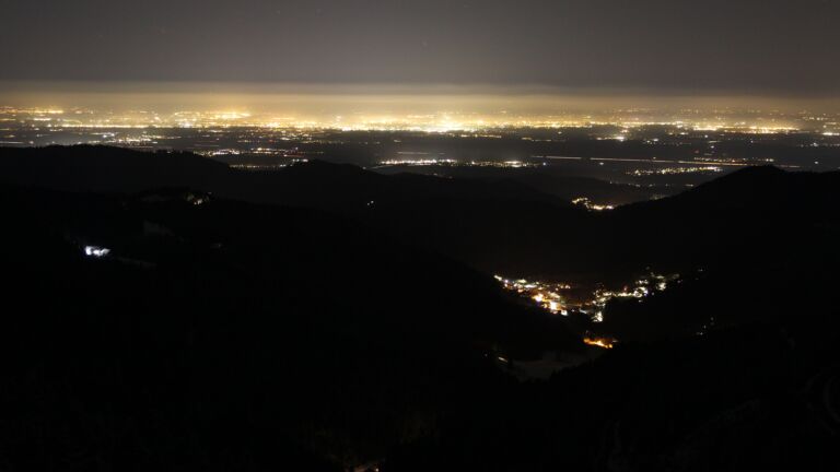 Dieses Bild zeigt eine Webcam-Aufnahme vom Achertal, aufgenommen am Freitag, den 21.11.2025 um 21:30 Uhr. Die Temperatur betrug -7.3°C.