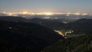 Dieses Bild zeigt eine Webcam-Aufnahme vom Achertal, aufgenommen am Donnerstag, den 30.04.2026 um 23:30 Uhr. Die Temperatur betrug 6.2°C.