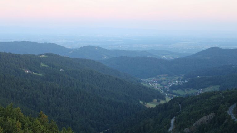 Dieses Bild zeigt eine Webcam-Aufnahme vom Achertal, aufgenommen am Freitag, den 18.07.2025 um 05:50 Uhr. Die Temperatur betrug 14.1°C.