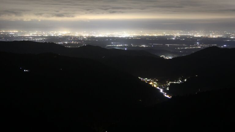 Dieses Bild zeigt eine Webcam-Aufnahme vom Achertal, aufgenommen am Freitag, den 17.10.2025 um 21:00 Uhr. Die Temperatur betrug 6.1°C.