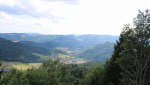 Dieses Bild zeigt eine Webcam-Aufnahme vom Achertal, aufgenommen am Montag, den 27.07.2026 um 17:00 Uhr. Die Temperatur betrug 24.9°C.