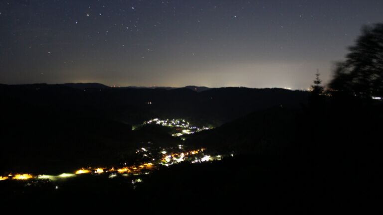 Dieses Bild zeigt eine Webcam-Aufnahme vom Achertal, aufgenommen am Freitag, den 22.05.2026 um 03:40 Uhr. Die Temperatur betrug 15.3°C.