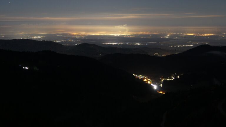 Dieses Bild zeigt eine Webcam-Aufnahme vom Achertal, aufgenommen am Montag, den 10.11.2025 um 00:00 Uhr. Die Temperatur betrug 5.6°C.